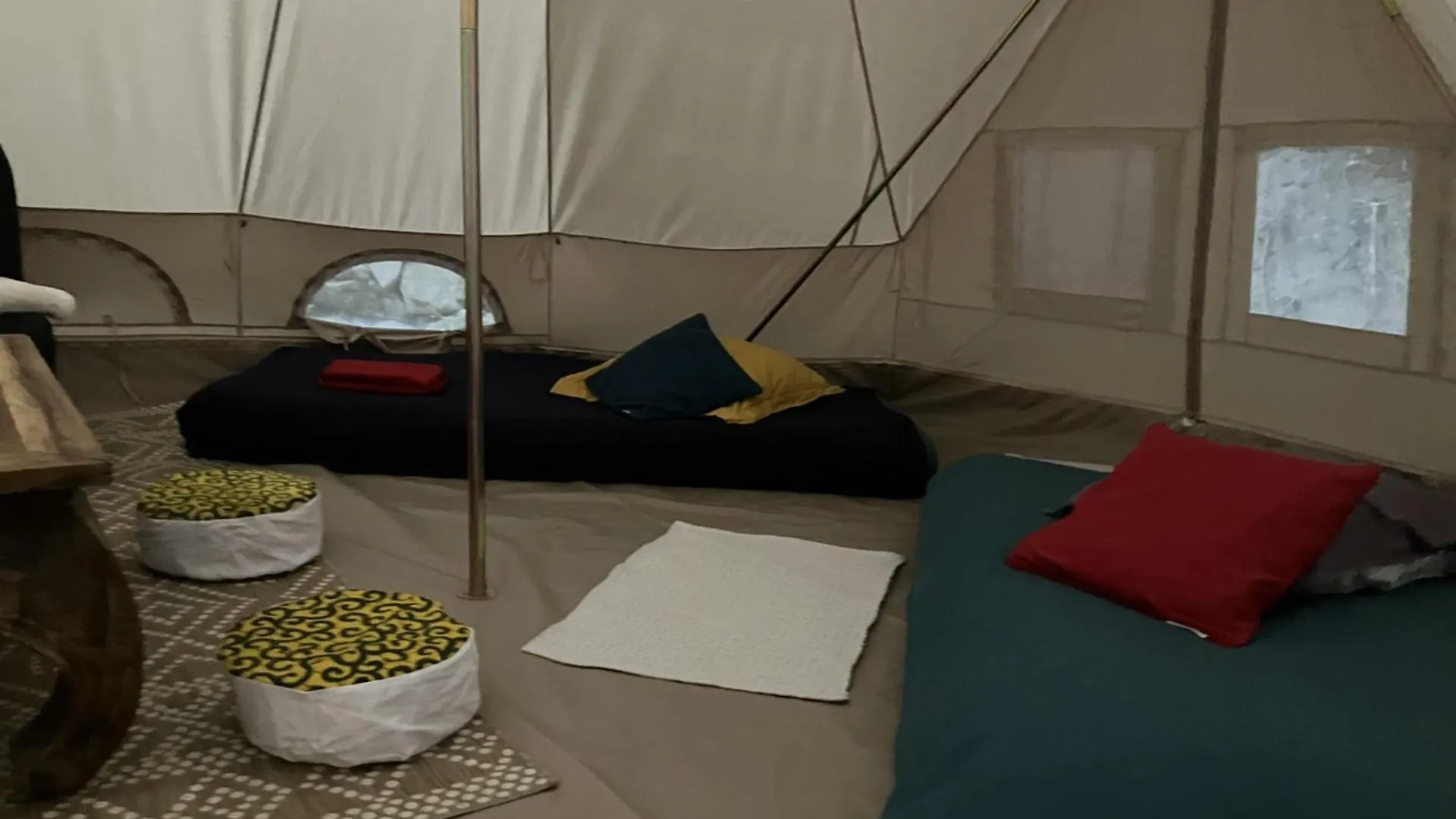 Tente de luxe Grande Tente Tipi En Pleine Foret Burzet