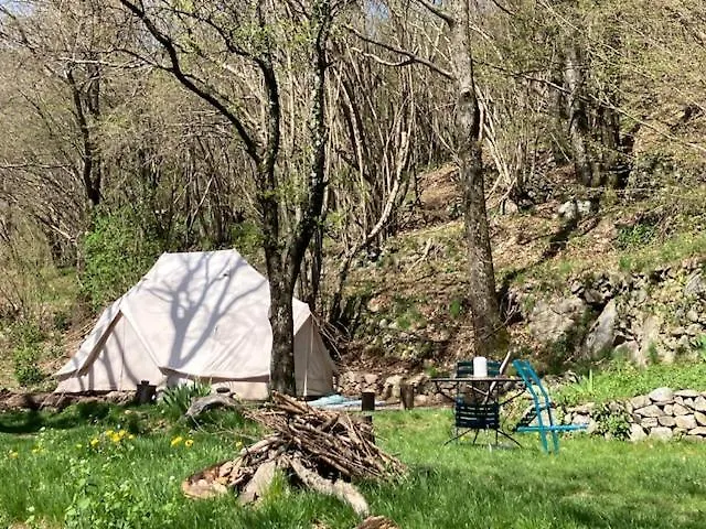 Grande Tente Tipi En Pleine Foret Burzet